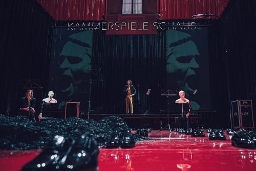 Darstellung einer Produktion Heldenplatz Nach Thomas Bernhard - in einer Fassung mit neuen Texten von Falk Richter 2/6